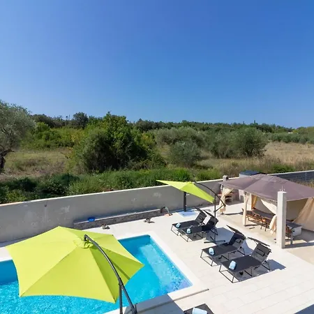 Villa Luxury Modern With Pool Near The And Town Center, Extra Pool Heating Available