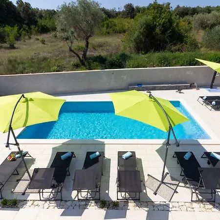 Luxury Modern With Pool Near The And Town Center, Extra Pool Heating Available Villa Pula