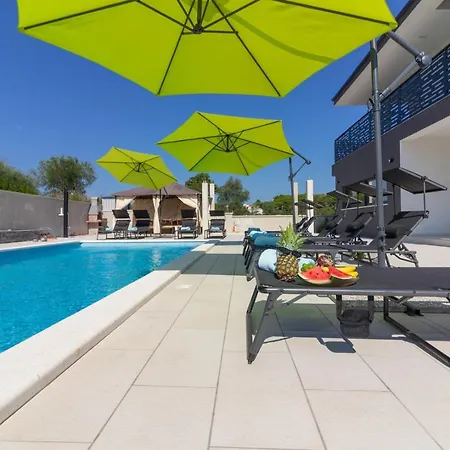 Luxury Modern With Pool Near The And Town Center, Extra Pool Heating Available Villa