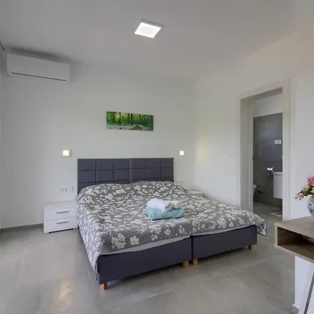Luxury Modern With Pool Near The And Town Center, Extra Pool Heating Available