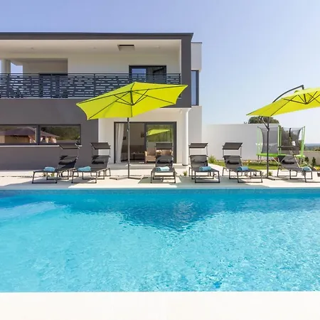 Villa Luxury Modern With Pool Near The And Town Center, Extra Pool Heating Available *