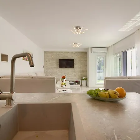Villa Luxury Modern With Pool Near The And Town Center, Extra Pool Heating Available