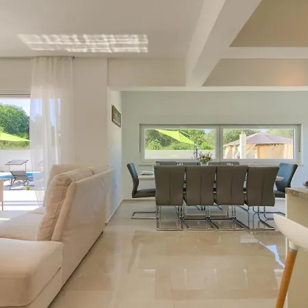 Luxury Modern With Pool Near The And Town Center, Extra Pool Heating Available