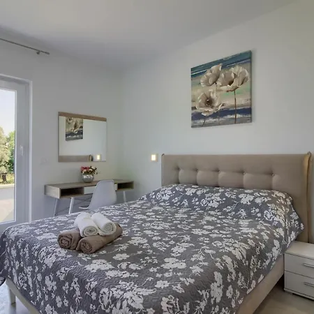 Villa Luxury Modern With Pool Near The And Town Center, Extra Pool Heating Available