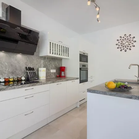Villa Luxury Modern With Pool Near The And Town Center, Extra Pool Heating Available Pula