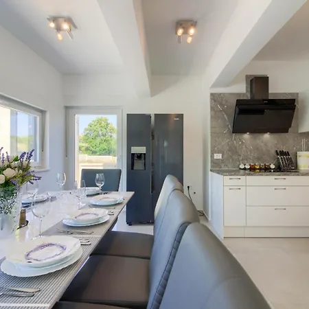 Villa Luxury Modern With Pool Near The And Town Center, Extra Pool Heating Available Pula