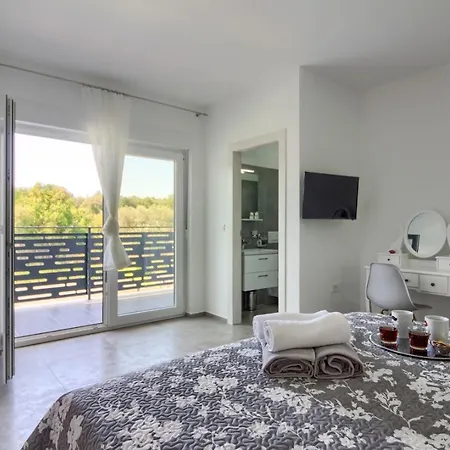 Villa Luxury Modern With Pool Near The And Town Center, Extra Pool Heating Available Pula