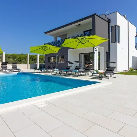 Villa Luxury Modern With Pool Near The And Town Center, Extra Pool Heating Available Pula