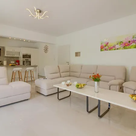 Luxury Modern With Pool Near The And Town Center, Extra Pool Heating Available Villa *