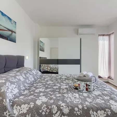 Luxury Modern With Pool Near The And Town Center, Extra Pool Heating Available Villa