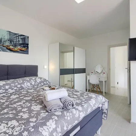Luxury Modern With Pool Near The And Town Center, Extra Pool Heating Available Villa
