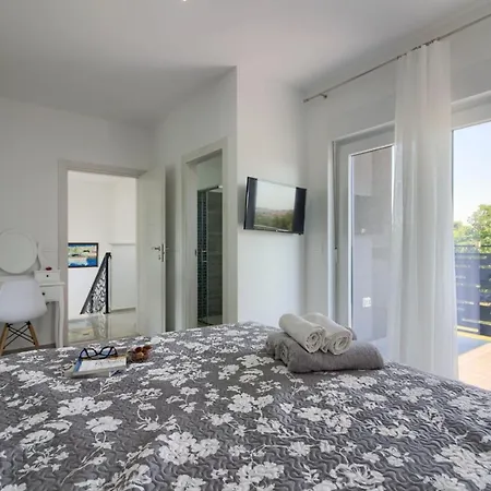 Villa Luxury Modern With Pool Near The And Town Center, Extra Pool Heating Available