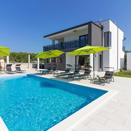 Luxury Modern With Pool Near The And Town Center, Extra Pool Heating Available Villa Pula