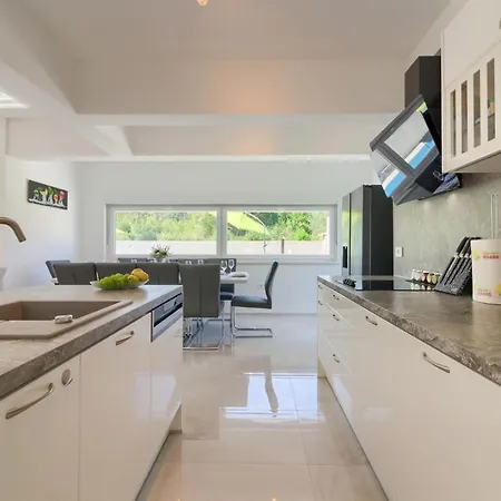 Luxury Modern With Pool Near The And Town Center, Extra Pool Heating Available Villa