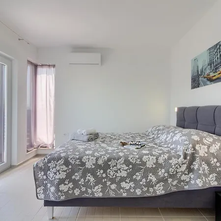 Luxury Modern With Pool Near The And Town Center, Extra Pool Heating Available Pula