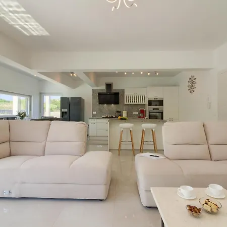 Villa Luxury Modern With Pool Near The And Town Center, Extra Pool Heating Available Pula