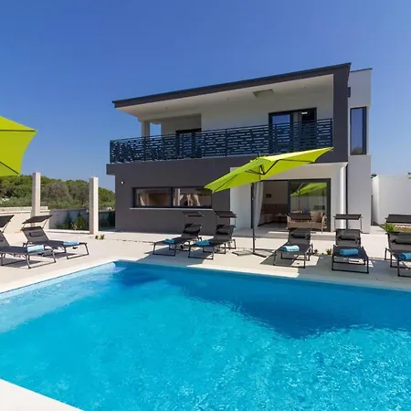 Luxury Modern With Pool Near The And Town Center, Extra Pool Heating Available Villa *