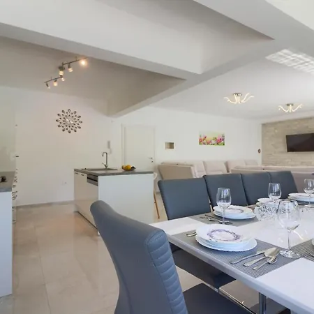 Luxury Modern With Pool Near The And Town Center, Extra Pool Heating Available Villa *