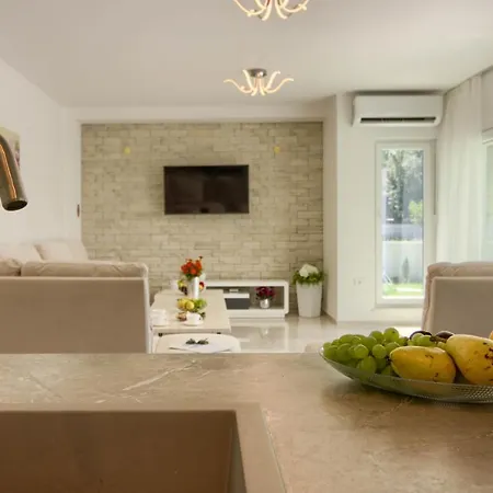 Luxury Modern With Pool Near The And Town Center, Extra Pool Heating Available Villa Pula