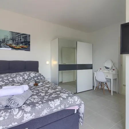 Luxury Modern With Pool Near The And Town Center, Extra Pool Heating Available *