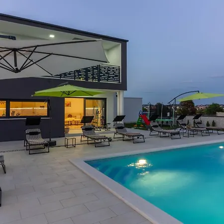 Luxury Modern With Pool Near The And Town Center, Extra Pool Heating Available Pula