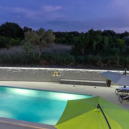 Luxury Modern With Pool Near The And Town Center, Extra Pool Heating Available Villa