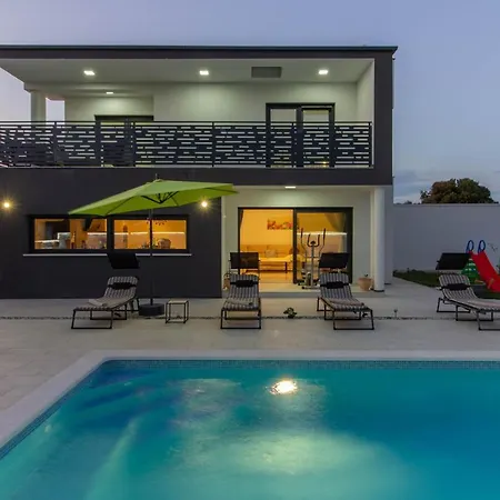 Luxury Modern With Pool Near The And Town Center, Extra Pool Heating Available Pula