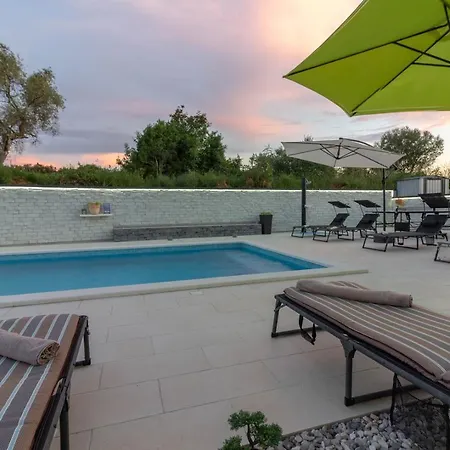 Luxury Modern With Pool Near The And Town Center, Extra Pool Heating Available Villa *