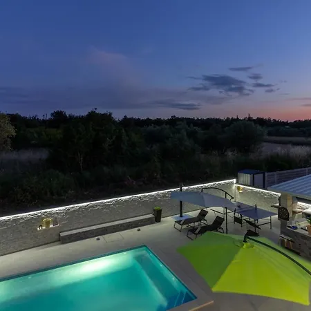 Luxury Modern With Pool Near The And Town Center, Extra Pool Heating Available Villa Pula