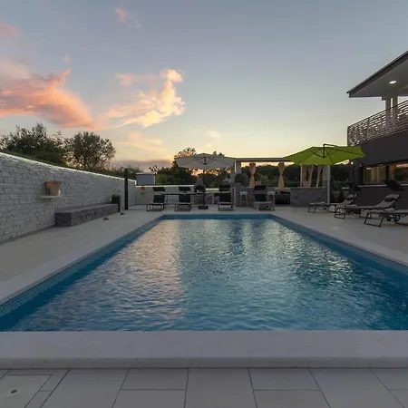 Luxury Modern With Pool Near The And Town Center, Extra Pool Heating Available Villa