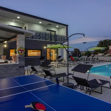 Luxury Modern With Pool Near The And Town Center, Extra Pool Heating Available Villa Pula