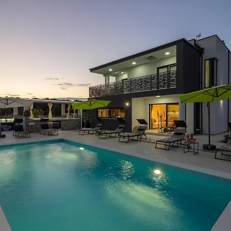 Luxury Modern With Pool Near The And Town Center, Extra Pool Heating Available *