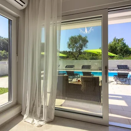 Luxury Modern With Pool Near The And Town Center, Extra Pool Heating Available