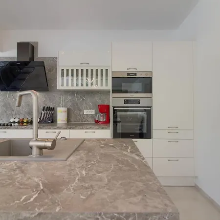 Villa Luxury Modern With Pool Near The And Town Center, Extra Pool Heating Available *