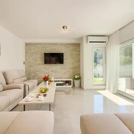 Luxury Modern With Pool Near The And Town Center, Extra Pool Heating Available Villa Pula