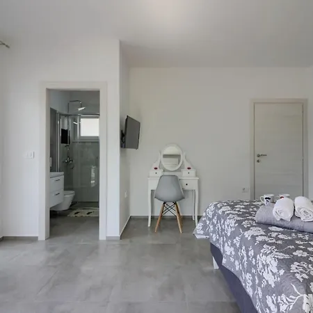 Villa Luxury Modern With Pool Near The And Town Center, Extra Pool Heating Available